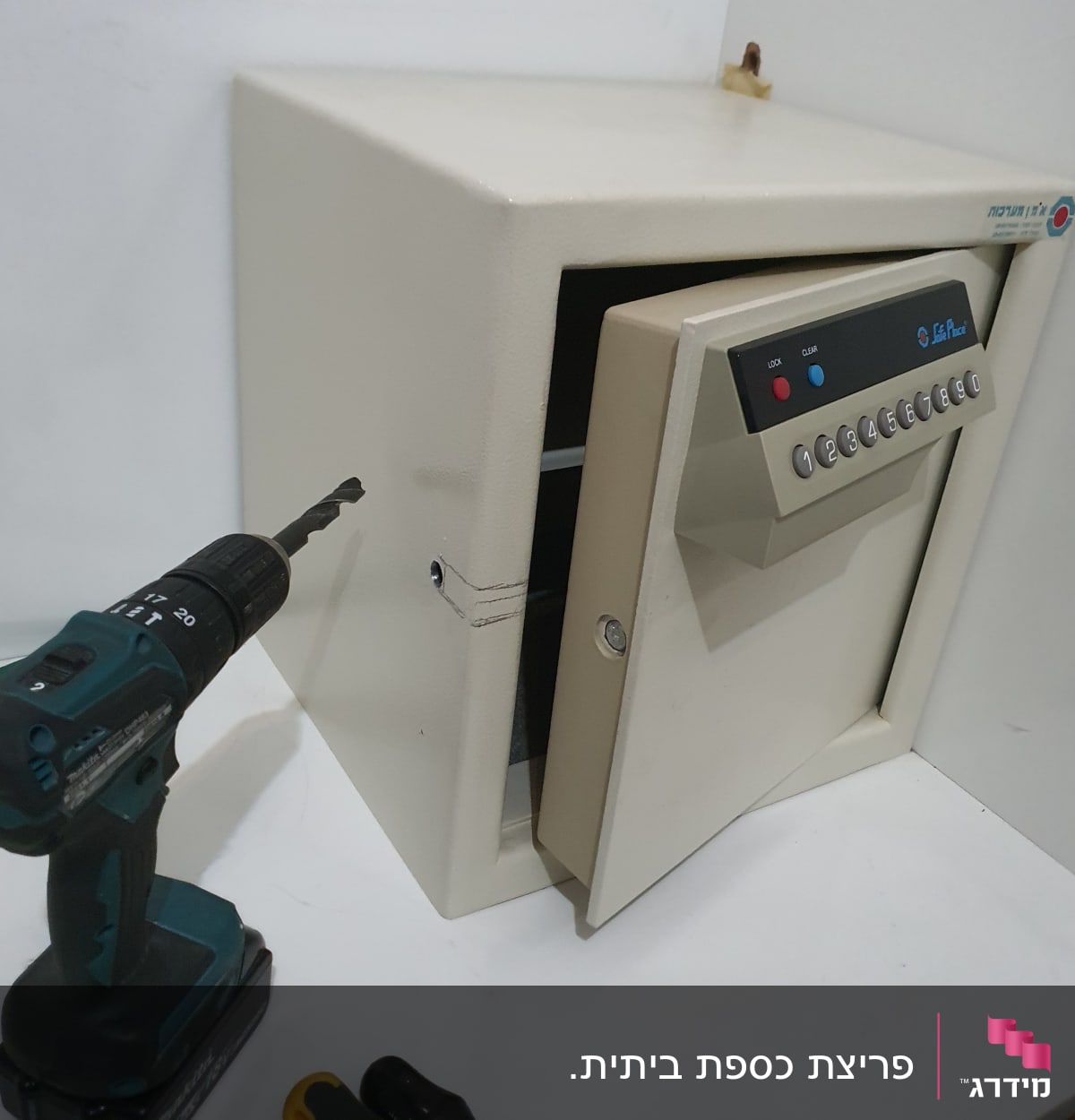 כספת פתוחה עם מקדחה וכלי עבודה